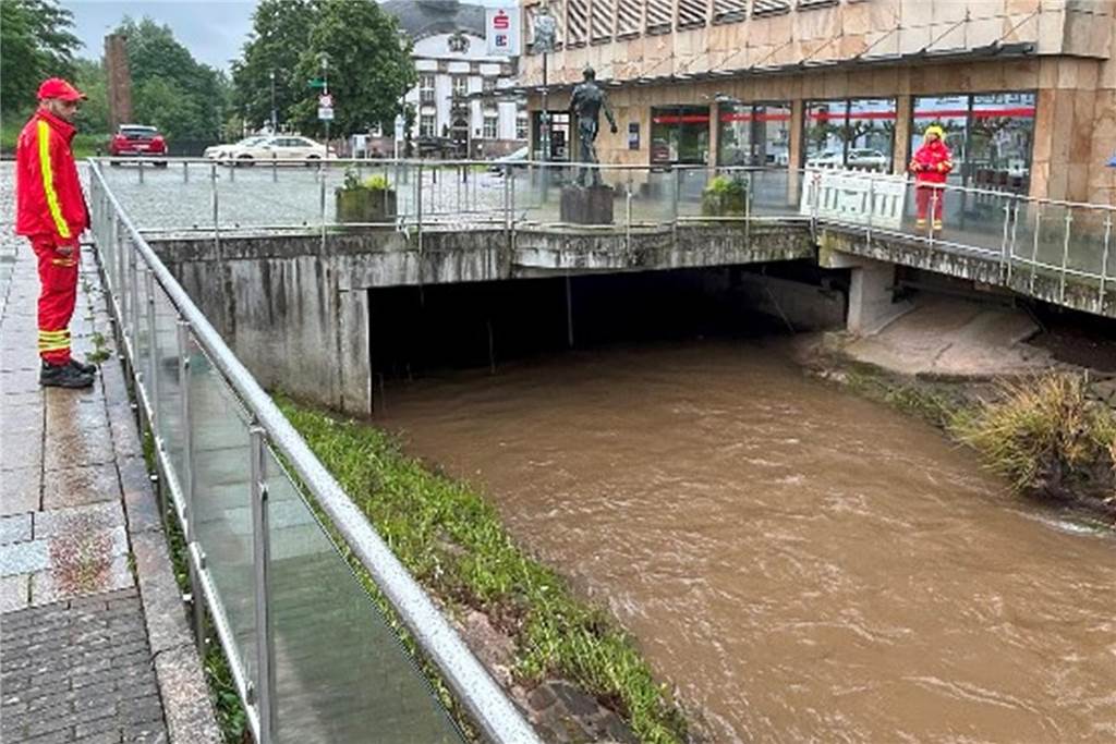 DLRG mit High-Tech-Drohne beim Hochwasser in Saarbrücken An einer Brücke machte die DLRG einen Engpass aus. Werden hier ein Baum oder andere größere Teile angespült, kann der Durchlauf schnell blockiert sein.