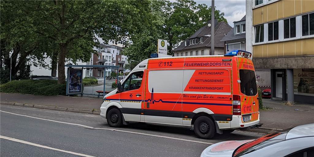 Unglücklich eingeklemmt, umgekippt, gestürzt: Einsätze in Dorsten Krankenwagen an Straße