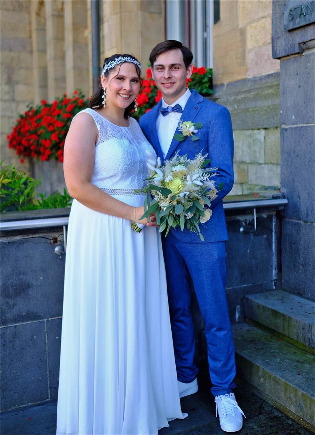 Die Eheleute Kristina Straub und Jannis Mauelshagen nach ihrer Trauung vor dem Rathaus in Recklinghausen