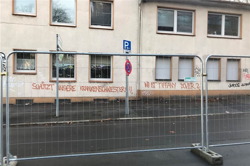 „Tod durch Impfung!“ – Verschwörungs-Graffiti tauchen im Klinikviertel auf An einer Hauswand an der Johannesstraße neben dem Dortmunder Klinikum ist zu lesen: „Schützt unsere Krankenschwestern!!“, daneben „Wo ist Tiffany Dover??“.