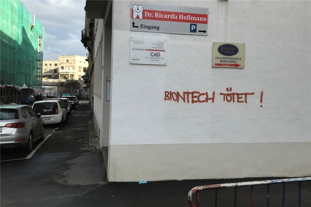 „Tod durch Impfung!“ – Verschwörungs-Graffiti tauchen im Klinikviertel auf An einer Hauswand an der Luisenstraße ist zu lesen: „Biontech tötet“.