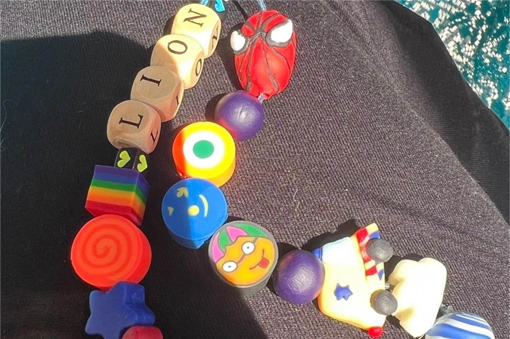 Lion (4) aus Selm hat Leukämie: Seine Oma darf ihn nicht in den Arm nehmen Lions Kette aus der Kinderklinik