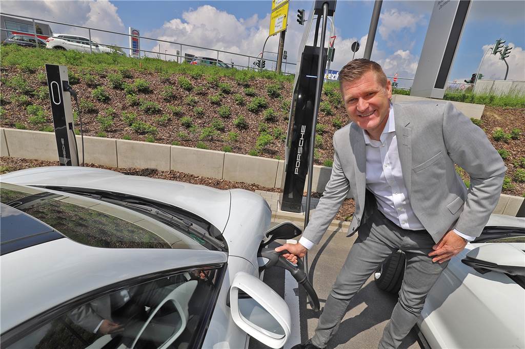 An einer Schnellladesäule, das demonstriert hier Standortleiter des Porsche-Zentrums Dortmund, Christoph Kösters, ist der Elektro-Porsche in 20 Minuten wieder aufgeladen.