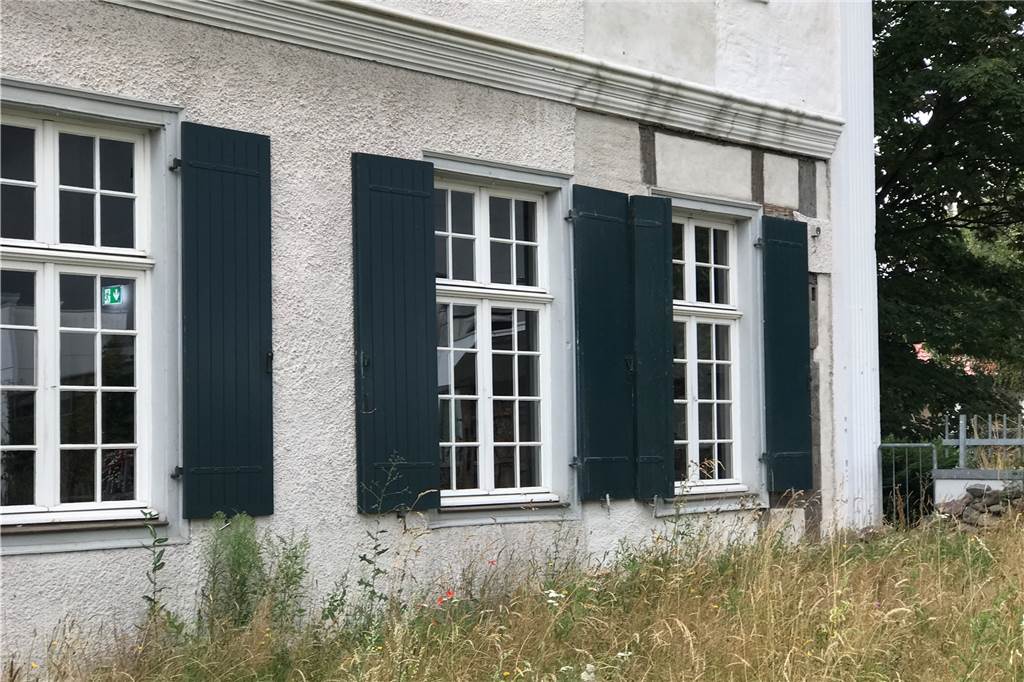 Museum in Werne: Stadt nennt Details zu Sanierungsplänen Eine Häuserwand mit Fenstern.
