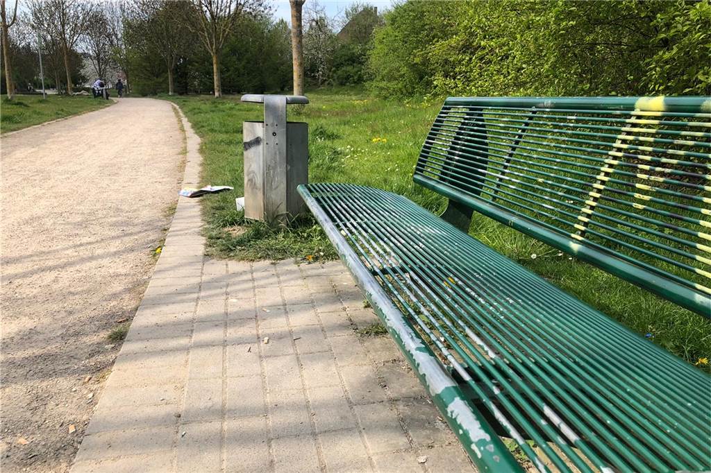 Mit Video: Basketball, Skaten oder Schaukeln: Auf diesem Spielplatz geht alles An einigen Bänken und auch Spielgeräten im Park der Generationen haben sich Sprayer verewigt.