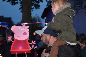An einigen Stellen in Lünen können Kinder doch die Laternen beim Martinsumzug leuchten lassen.