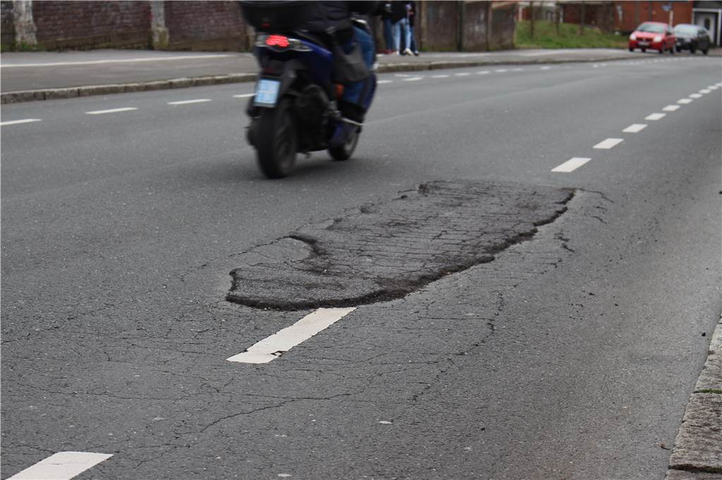 Kaputter Asphalt: Wenn die Busse vorbeidonnern, knarren die Dach-Balken An einigen Stellen wurden die eingefahrenen Spurrillen mit Kalt-Asphalt aufgefüllt. Wenn hier ein Bus drüber rumpelt, ist es besonders laut.