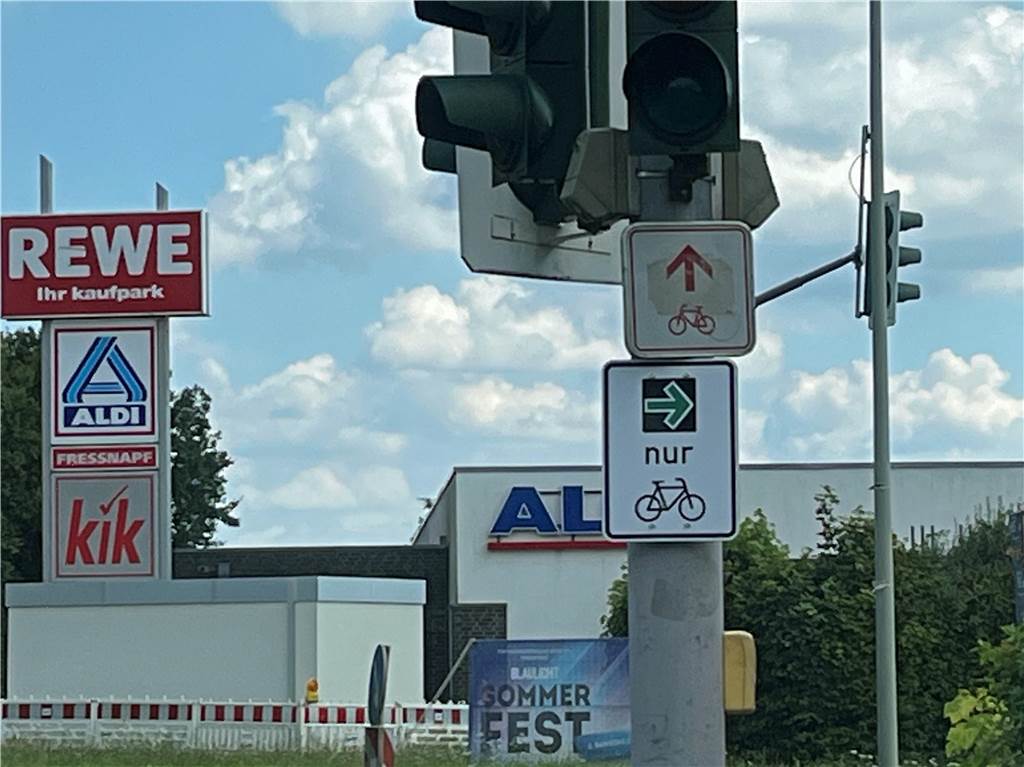 An fünf Kreuzungen erleichtert grüner Pfeil Radfahrern das Abbiegen An fünf Ampelkreuzungen in Werne hat die Stadtverwaltung grüne Pfeile für Radfahrer angebracht. Sie können dann trotz roter Ampel nach rechts abbiegen.