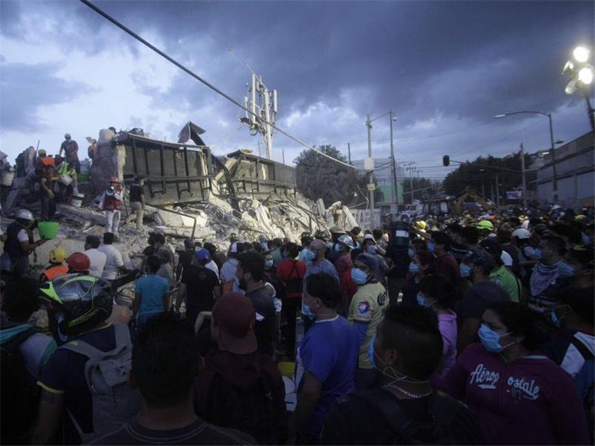 Erdbeben-Drama in Mexiko: Mehr als 220 Tote, viele Schäden An Gebäuden fielen riesige Gesteinsbrocken und Fassaden ab. Foto: Carlos Mejia/El Universal