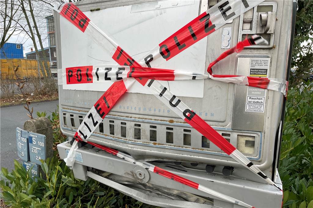 Zigarettenautomat aufgebrochen: Handelt es sich dabei um eine neue Masche? An Heiligabend sprengten zwei Täter den Zigaretten-Automaten im Industriegebiet an der Lüdinghauser Straße in Ascheberg.