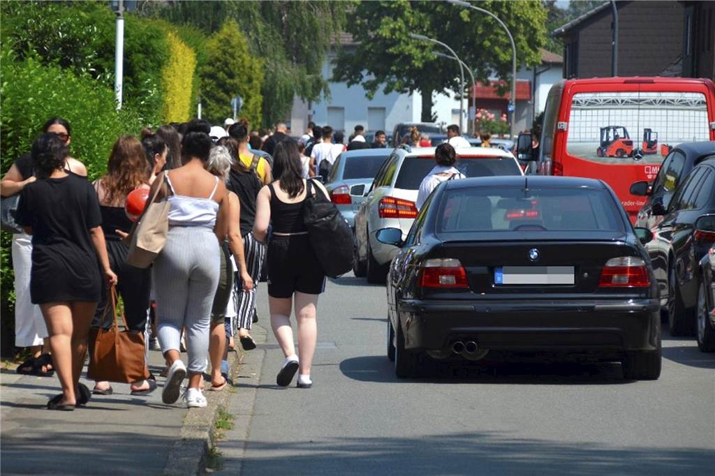 Dortmunder wehrt sich gegen Haltestelle vor seinem Eigenheim An heißen Sommertagen ist der Stadtteil Deusen im Ausnahmezustand. Das Freibad lockt massenweise Menschen an, teils mit dem Bus, teils mit dem Auto.