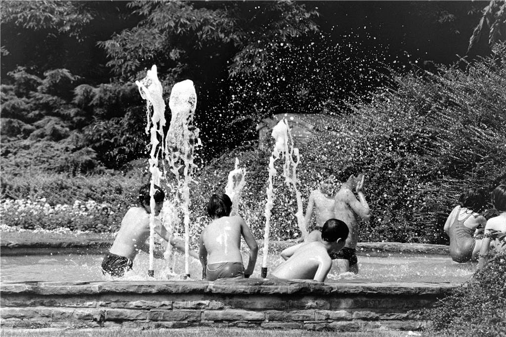 An heißen Tagen bot auch der Springbrunnen vor dem früheren Hallenbad Mitte an der Dortmunder Straße Abkühlung.
