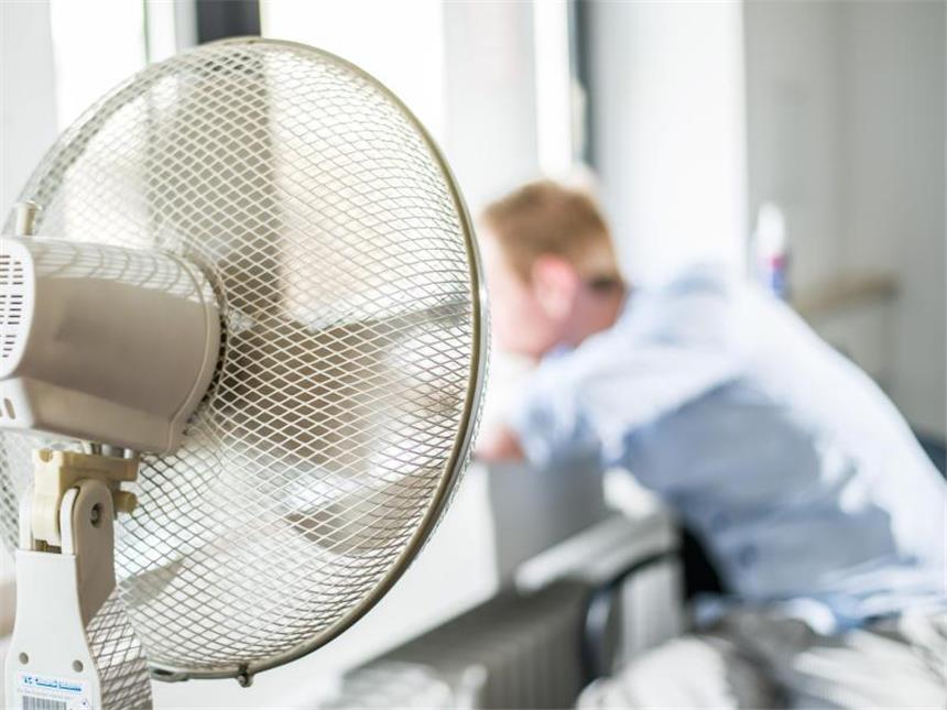 Hitze im Büro: 5 coole Tipps für heiße Tage An heißen Tagen fällt es besonders schwer, sich zu konzentrieren. Deshalb ist es wichtig, für Abkühlung zu sorgen. Foto: Wolfram Kastl/dpa
