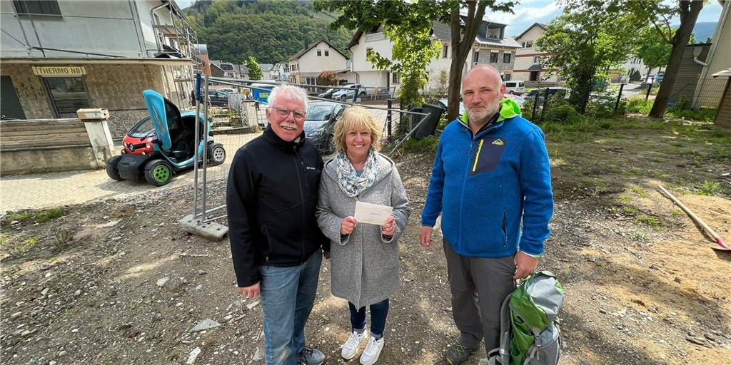„Berti“ aus Legden reist mit leichtem Gepäck ins Ahrtal An historischer Stelle, dort, in etwa dort, wo mal der alte Kindergarten gestanden hat, üb ergab "Berti" Kortbus (r.) die Spende an Dernaus Bürgermeister Fred Sebastian und Kindergarten-Leiterin Margot Hess.