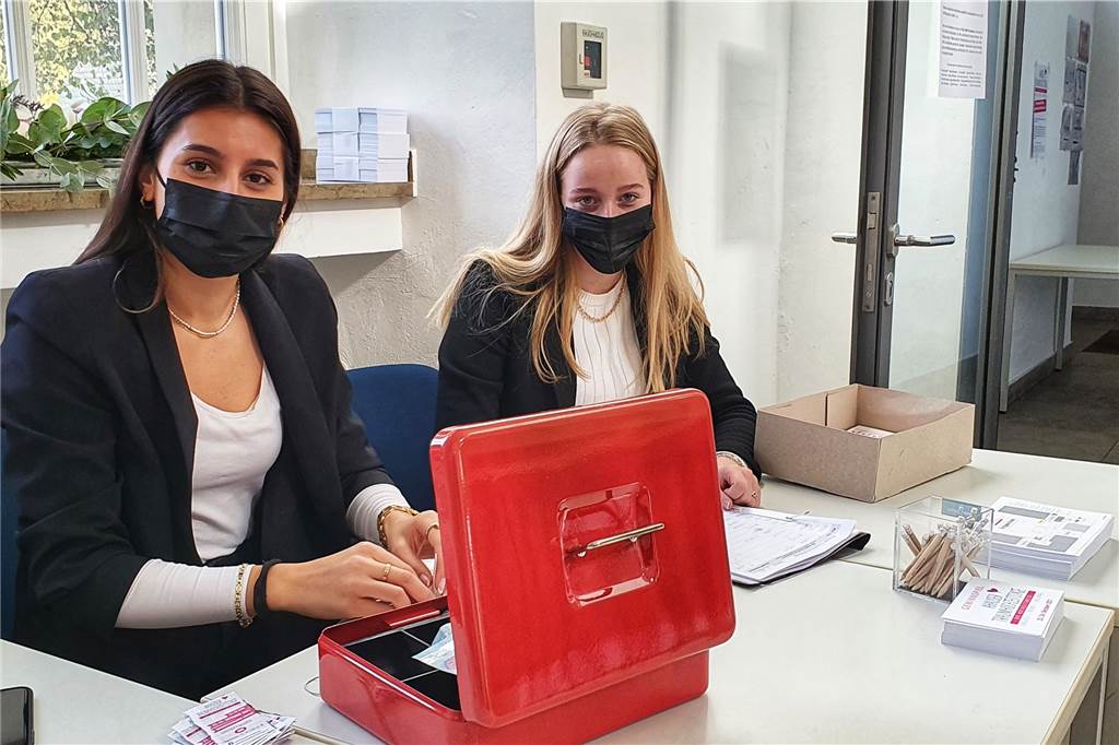 Ahauser Traumhochzeitstage: Besuchsmagnet mit gelebter Leichtigkeit An ihnen kam keiner einfach so vorbei: Die beiden jungen Damen kontrollierten die Eintrittskarten und führten Protokoll darüber, woher die Besucher kommen.