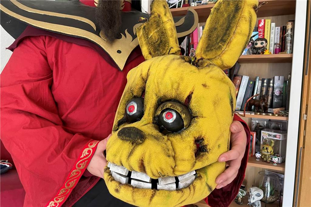 Kreatives Hobby: Anna Kortböyer aus Ahaus macht seit 10 Jahren Cosplay Anna Kortböyer hält den Kopf eines Cosplays in der Hand.