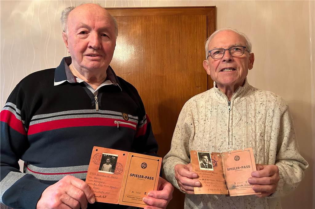 „Und ab mit dem Ball in die Aa“: Zwei Rhader Fußball-Veteranen erinnern sich Bernhard Heine und Alfons Windbrake zeigen ihre alten Spielerpässe