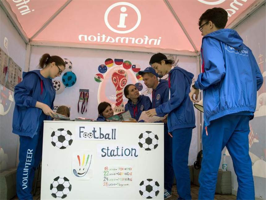 Licht und Schatten zum Confed-Cup-Start An Infoständen wie diesem in Kasan vermitteln junge Freiwillige Informationen zum Turnier.