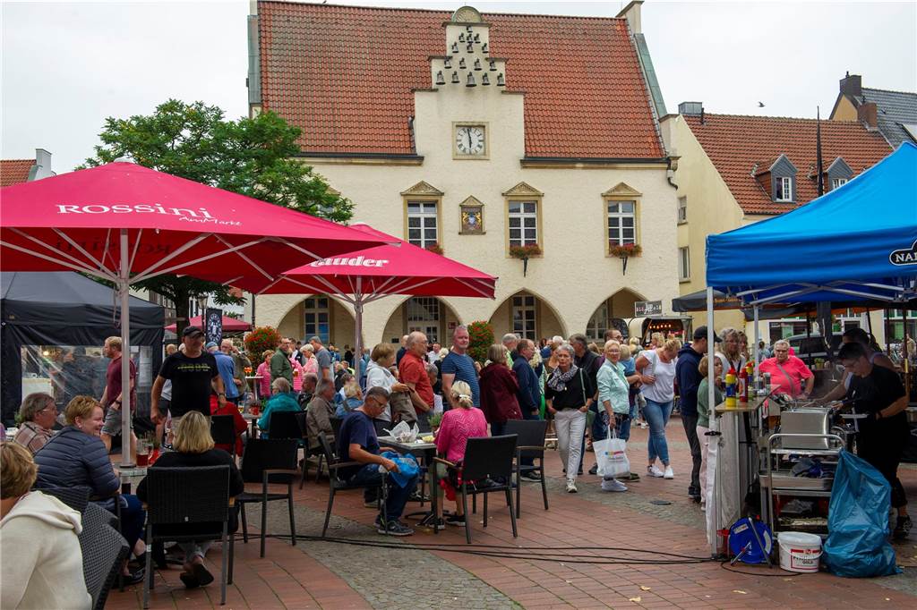An jedem dritten Donnerstag im Frühling und im Sommer wird in Haltern am See auf dem Marktplatz der Feierabend gefeiert.