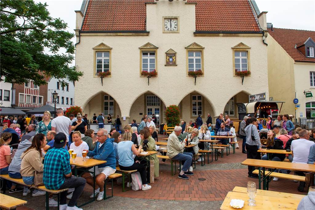 An jedem dritten Donnerstag im Frühling und im Sommer wird in Haltern am See auf dem Marktplatz der Feierabend gefeiert.