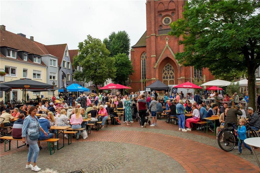 An jedem dritten Donnerstag im Frühling und im Sommer wird in Haltern am See auf dem Marktplatz der Feierabend gefeiert.