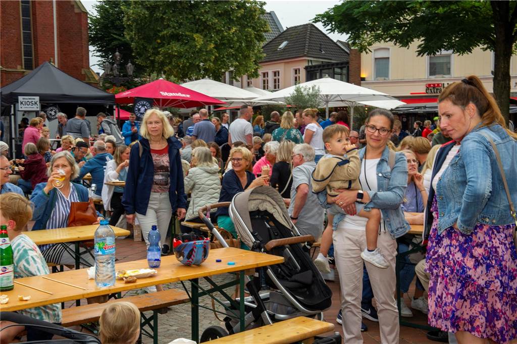 An jedem dritten Donnerstag im Frühling und im Sommer wird in Haltern am See auf dem Marktplatz der Feierabend gefeiert.