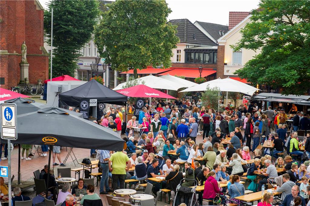 An jedem dritten Donnerstag im Frühling und im Sommer wird in Haltern am See auf dem Marktplatz der Feierabend gefeiert.