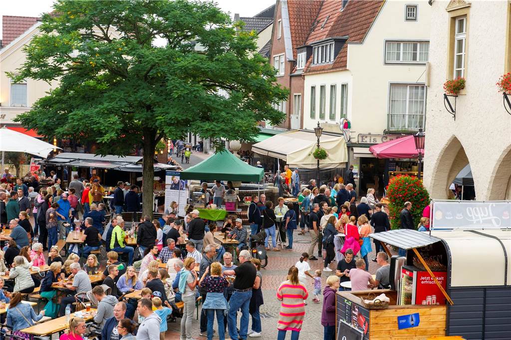 An jedem dritten Donnerstag im Frühling und im Sommer wird in Haltern am See auf dem Marktplatz der Feierabend gefeiert.