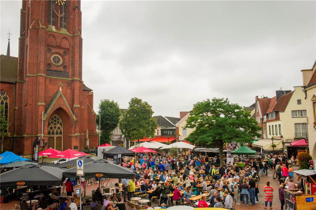 An jedem dritten Donnerstag im Frühling und im Sommer wird in Haltern am See auf dem Marktplatz der Feierabend gefeiert.