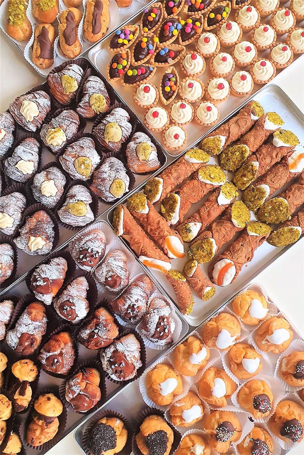 An jedem Wochenende werden Gebäckmischungen hergestellt, unter anderem mit Bigné (Windelbeuteln), Cannoli (Cremerollen), Babà alla napoletana (Hefekuchen mit Rumsirup) oder Millefoglie (Blätterteigtörtchen).
