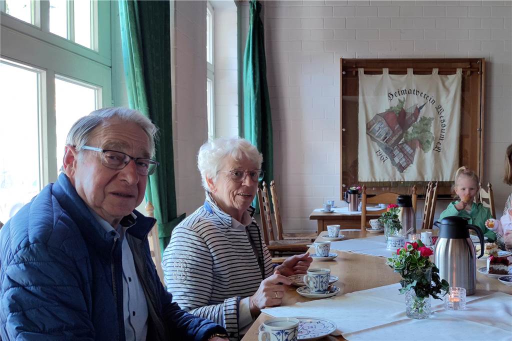 Ein Ehepaar sitzt an einer Kaffeetafel.