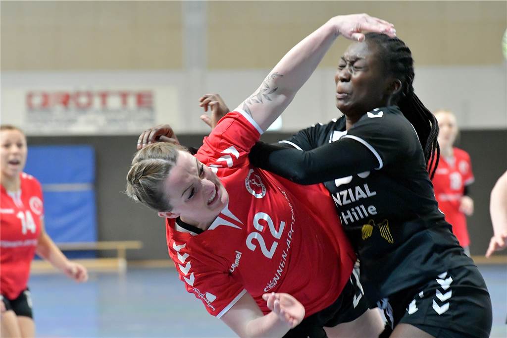 An mangelndem Einsatz seiner Spielerinnen liegt das nicht: Hier geht Sarah Dressler (r.) im Derby gegen den VfL Brambauer zur Sache.
