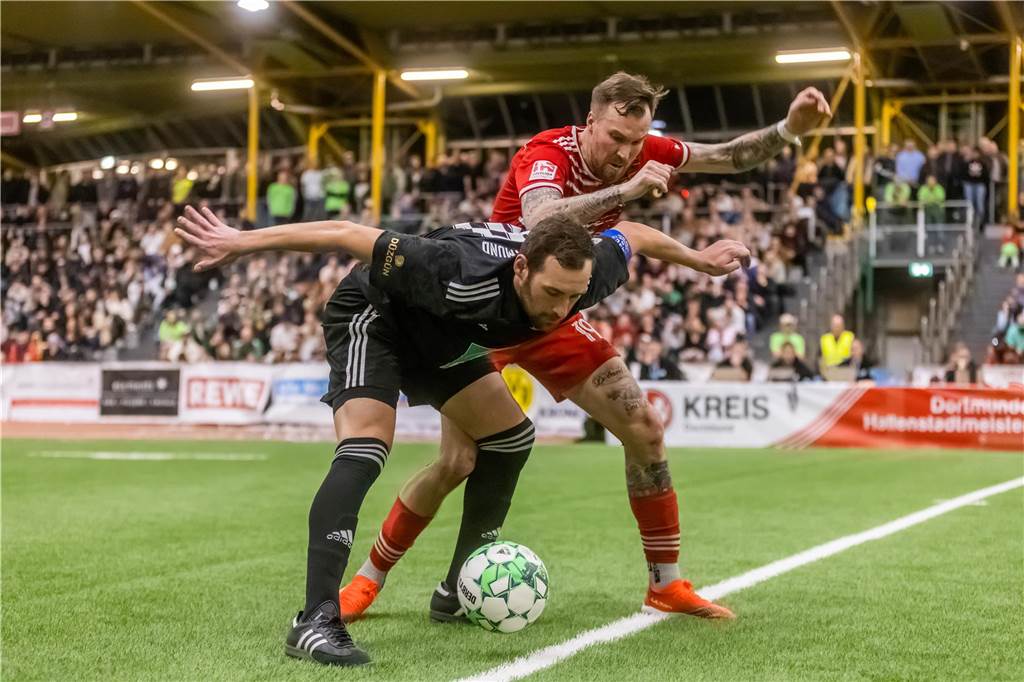Pikanter Oberliga-Kracher ASC 09 gegen Bövinghausen: „Hat alle Zutaten für ein hitziges Derby“ An Marcel Münzel (vorne) war selbst für Ex-Profi Kevin Großkreutz in der Halle kein vorbeikommen.