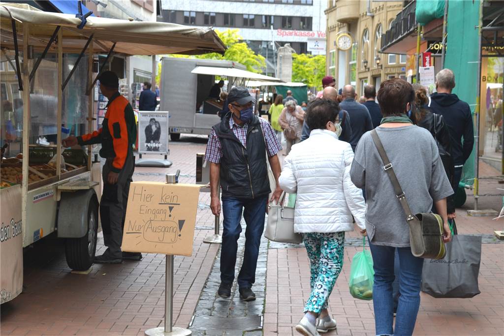 Maskenpflicht: Zwischen Beliebigkeit und fehlender Kontrolle An Markttagen wird es auf der Straße Am Markt schnell eng. Wo schon die Distanz nicht eingehalten werden kann, ist die Maske umso wichtiger.