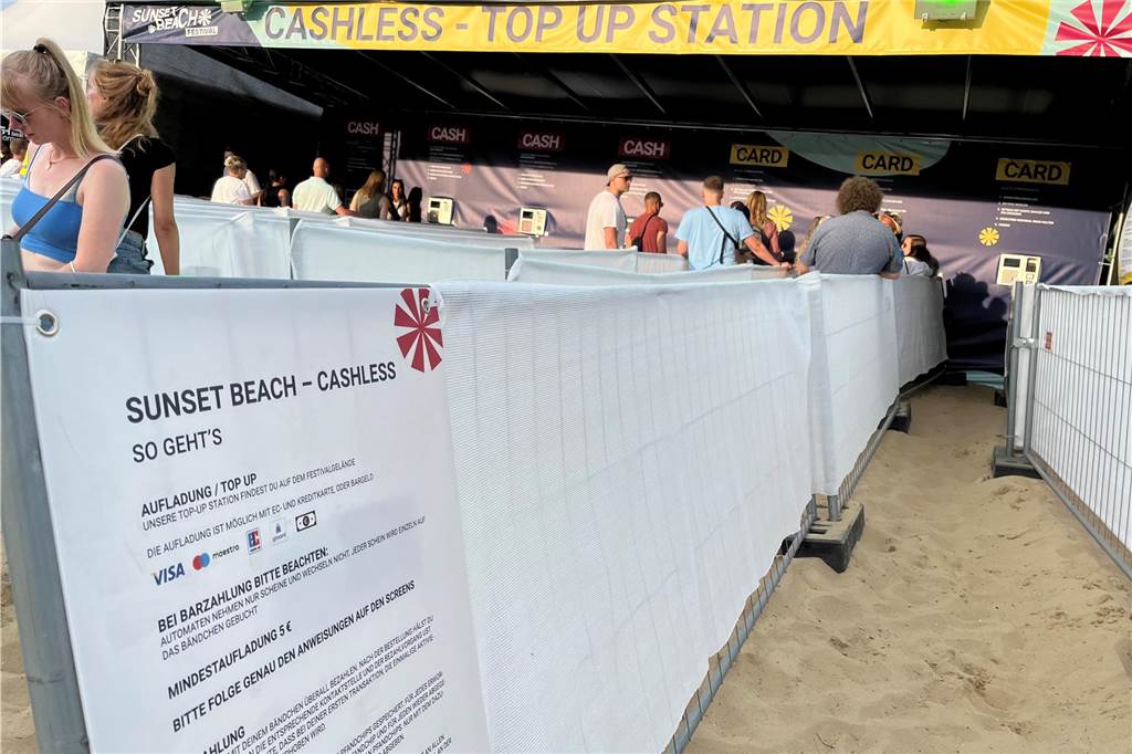 Sunset Beach Festival: Bargeldloses Zahlen kommt dieses Jahr zurück Die Bezahlstationen auf dem Festivalgelände.