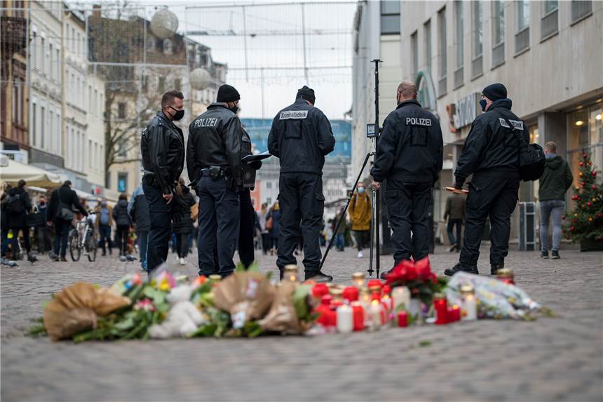 Fünf Tote in Trier: Was wir über den Amokfahrer Bernd W. und die Tat wissen An mehreren Stellen in der Fußgängerzone haben Menschen zum Gedenken an die Opfer Kerzen aufgestellt.