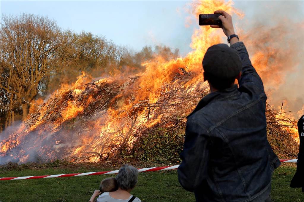 Events im Frühjahr: Festival, Kultur und Schützenfeste stehen an Mann fotografiert das Osterfeuer.