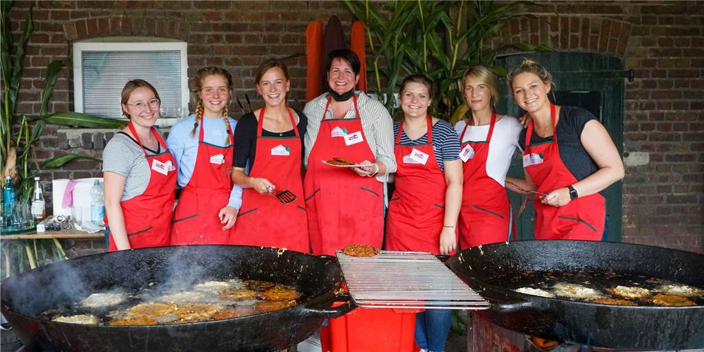 Ein Kirchhellener Wochenende im Zeichen der Knolle An riesigen Pfannen braten die fleißigen Helfer und Helferinnen auch in diesem Jahr Reibeplätzchen.