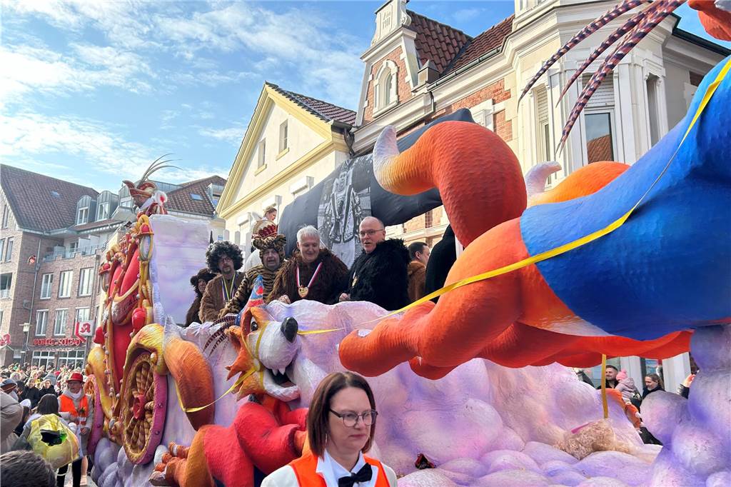 An Rosenmontag hat sich Wernes Innenstadt in eine große Partymeile verwandelt. Bunte Kostüme, beste Stimmung, viel Kamelle - all das war dabei. Wir haben den Umzug mit der Kamera begleitet.