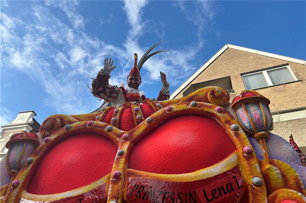 An Rosenmontag hat sich Wernes Innenstadt in eine große Partymeile verwandelt. Bunte Kostüme, beste Stimmung, viel Kamelle - all das war dabei. Wir haben den Umzug mit der Kamera begleitet.