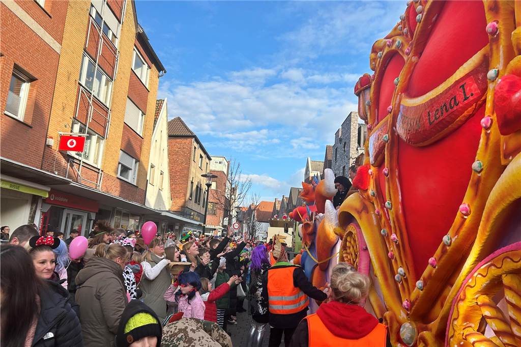 An Rosenmontag hat sich Wernes Innenstadt in eine große Partymeile verwandelt. Bunte Kostüme, beste Stimmung, viel Kamelle - all das war dabei. Wir haben den Umzug mit der Kamera begleitet.