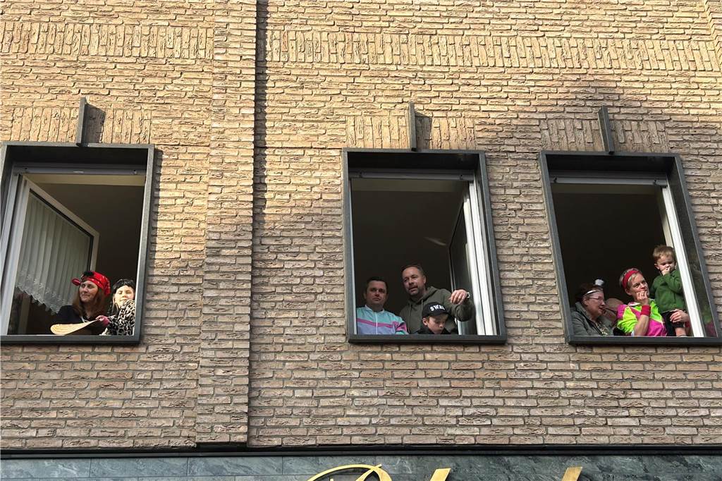 An Rosenmontag hat sich Wernes Innenstadt in eine große Partymeile verwandelt. Bunte Kostüme, beste Stimmung, viel Kamelle - all das war dabei. Wir haben den Umzug mit der Kamera begleitet.