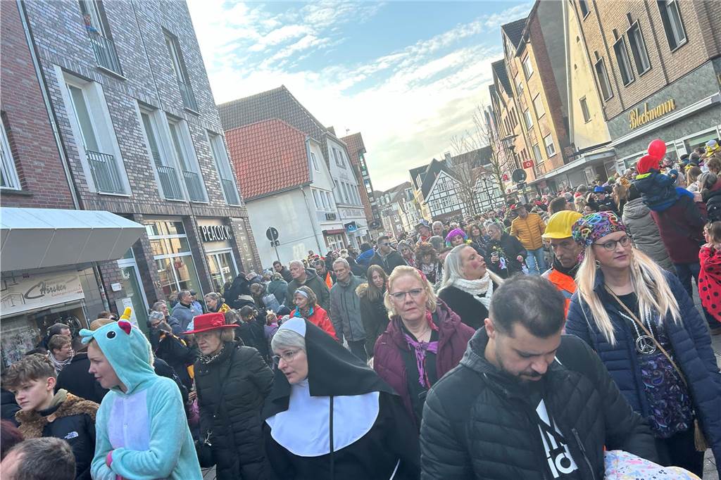 An Rosenmontag hat sich Wernes Innenstadt in eine große Partymeile verwandelt. Bunte Kostüme, beste Stimmung, viel Kamelle - all das war dabei. Wir haben den Umzug mit der Kamera begleitet.