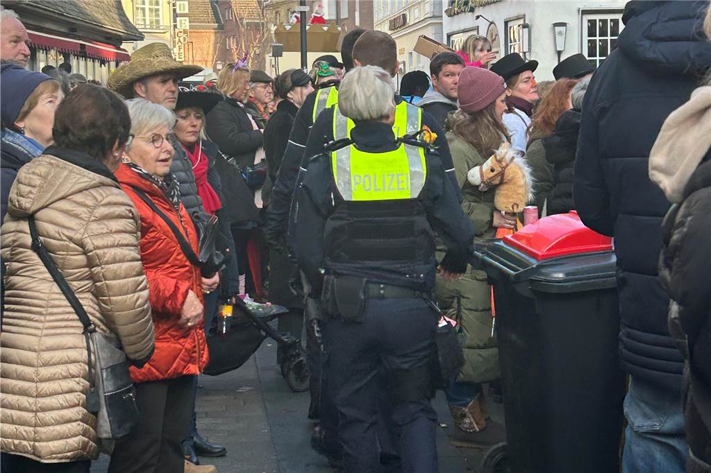 An Rosenmontag hat sich Wernes Innenstadt in eine große Partymeile verwandelt. Bunte Kostüme, beste Stimmung, viel Kamelle - all das war dabei. Wir haben den Umzug mit der Kamera begleitet.
