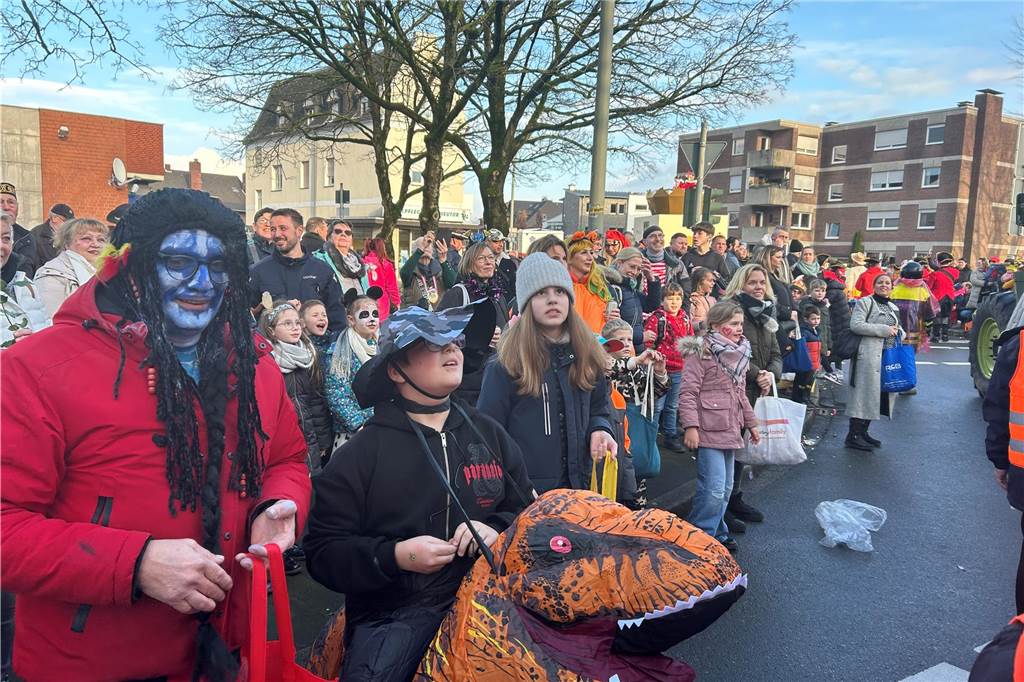 An Rosenmontag hat sich Wernes Innenstadt in eine große Partymeile verwandelt. Bunte Kostüme, beste Stimmung, viel Kamelle - all das war dabei. Wir haben den Umzug mit der Kamera begleitet.