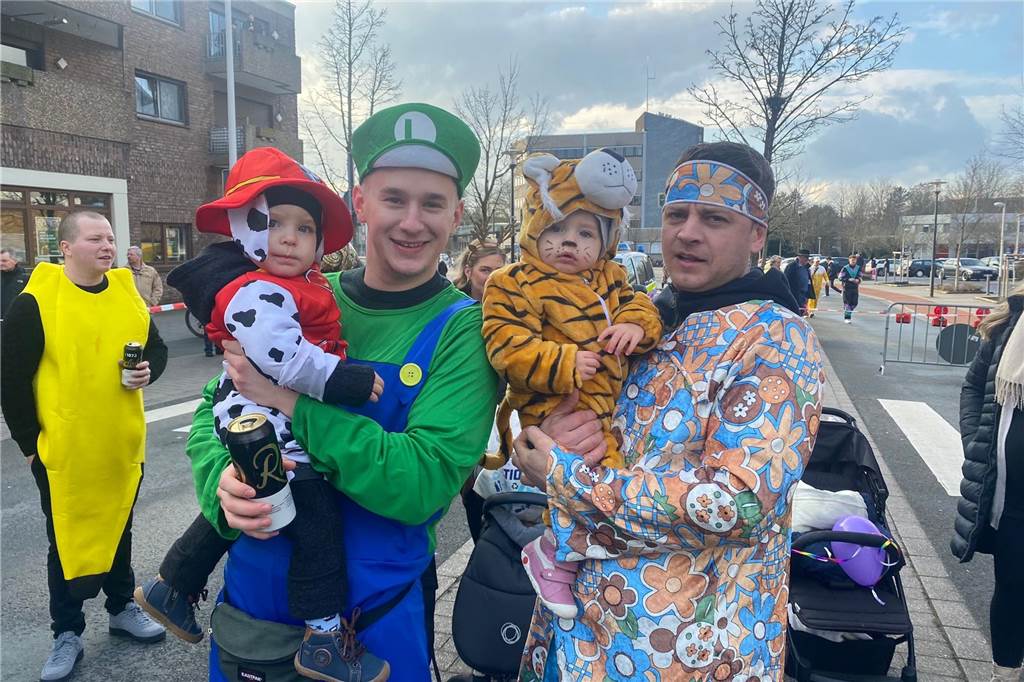 An Rosenmontag hat sich Wernes Innenstadt in eine große Partymeile verwandelt. Bunte Kostüme, beste Stimmung, viel Kamelle - all das war dabei. Wir haben den Umzug mit der Kamera begleitet.