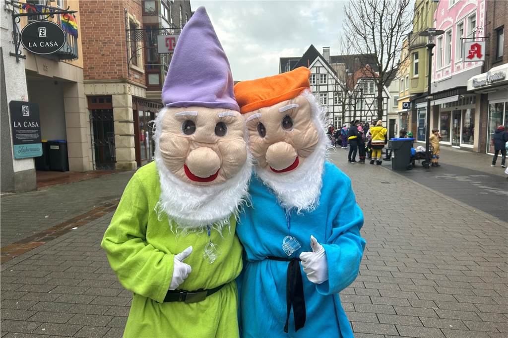 An Rosenmontag hat sich Wernes Innenstadt in eine große Partymeile verwandelt. Bunte Kostüme, beste Stimmung, viel Kamelle - all das war dabei. Wir haben den Umzug mit der Kamera begleitet.