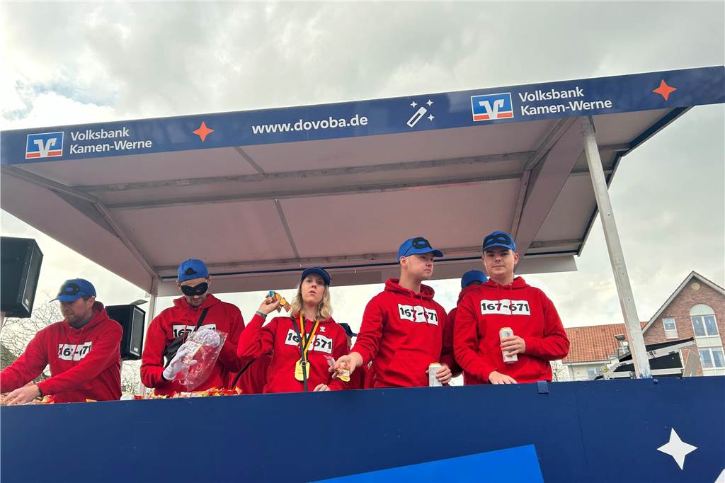 An Rosenmontag hat sich Wernes Innenstadt in eine große Partymeile verwandelt. Bunte Kostüme, beste Stimmung, viel Kamelle - all das war dabei. Wir haben den Umzug mit der Kamera begleitet.