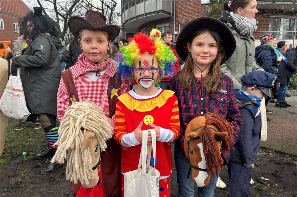 An Rosenmontag hat sich Wernes Innenstadt in eine große Partymeile verwandelt. Bunte Kostüme, beste Stimmung, viel Kamelle - all das war dabei. Wir haben den Umzug mit der Kamera begleitet.