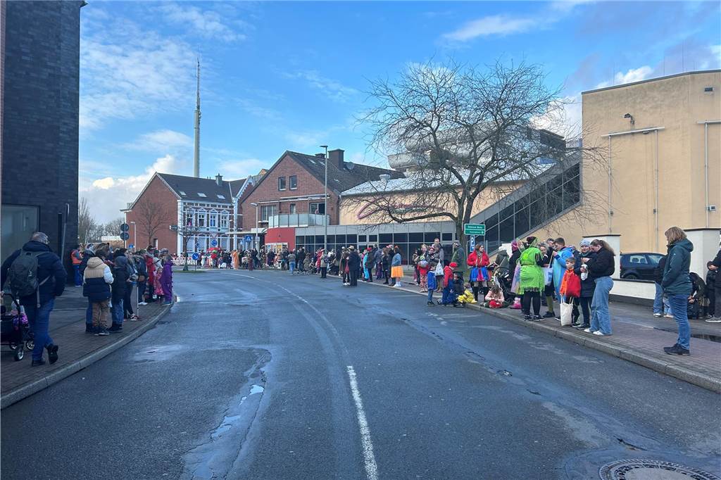 An Rosenmontag hat sich Wernes Innenstadt in eine große Partymeile verwandelt. Bunte Kostüme, beste Stimmung, viel Kamelle - all das war dabei. Wir haben den Umzug mit der Kamera begleitet.